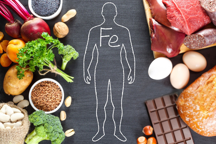 عدم مصرف کافی گوشت قرمز، مرغ، ماهی، تخم‌مرغ، حبوبات، سبزیجات برگ سبز تیره و غذاهای غنی‌شده با آهن در رژیم غذایی می‌تواند منجر به کمبود آهن شود.